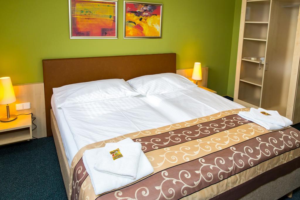 Hotel Rieger Garni Jicin Luaran gambar